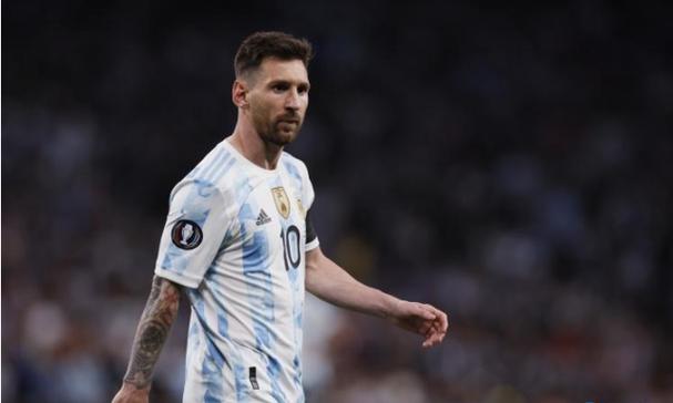 张靖皋长江大桥南航道桥北主塔塔柱节段吊装完成